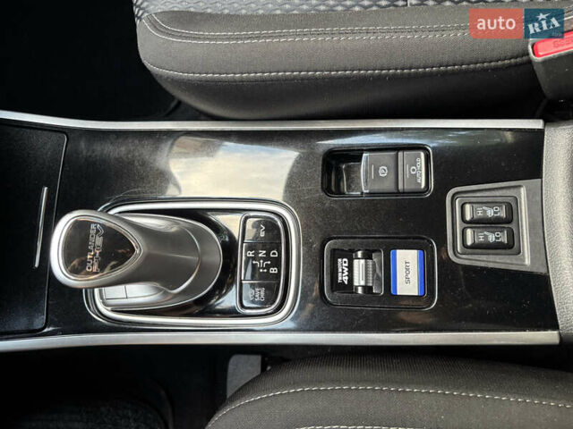 Белый Мицубиси Аутлендер, объемом двигателя 2.36 л и пробегом 189 тыс. км за 25500 $, фото 6 на Automoto.ua