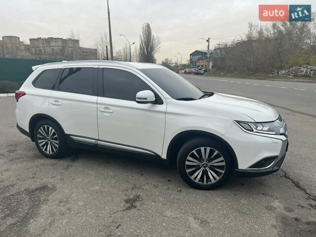 Белый Мицубиси Аутлендер, объемом двигателя 2.36 л и пробегом 59 тыс. км за 25000 $, фото 1 на Automoto.ua