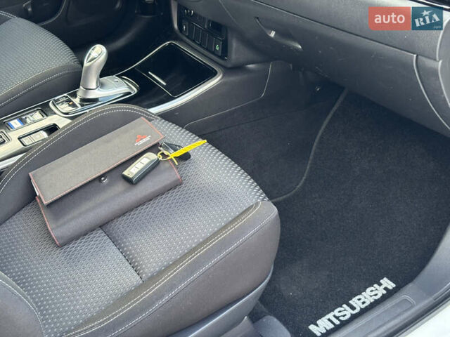 Белый Мицубиси Аутлендер, объемом двигателя 2.36 л и пробегом 189 тыс. км за 25500 $, фото 9 на Automoto.ua