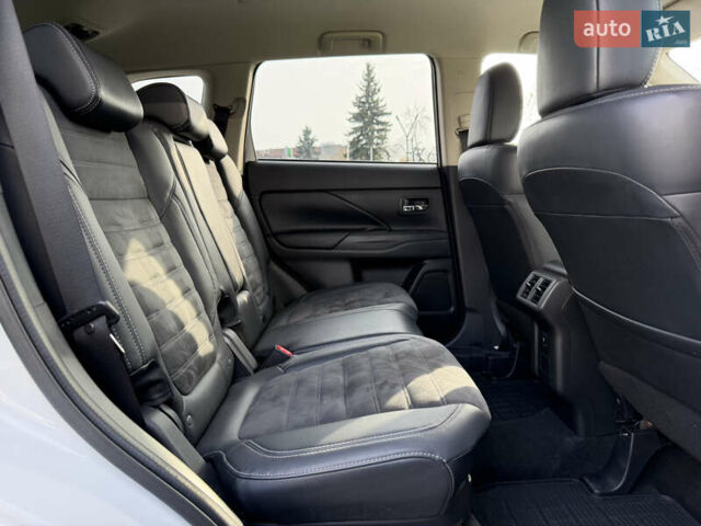 Білий Міцубісі Аутлендер, об'ємом двигуна 2 л та пробігом 52 тис. км за 21500 $, фото 32 на Automoto.ua