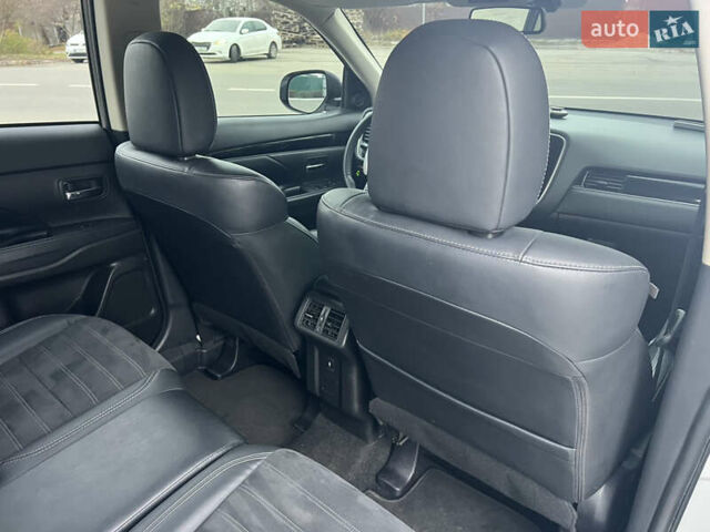 Белый Мицубиси Аутлендер, объемом двигателя 2.36 л и пробегом 59 тыс. км за 25000 $, фото 31 на Automoto.ua