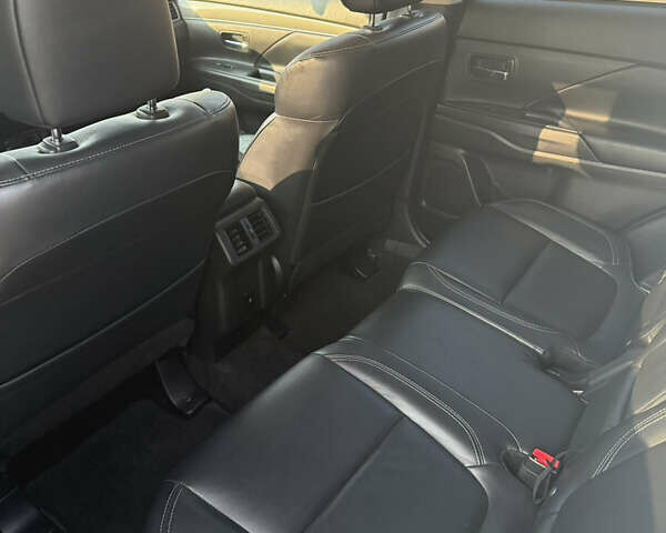 Білий Міцубісі Аутлендер, об'ємом двигуна 2.36 л та пробігом 84 тис. км за 19999 $, фото 9 на Automoto.ua