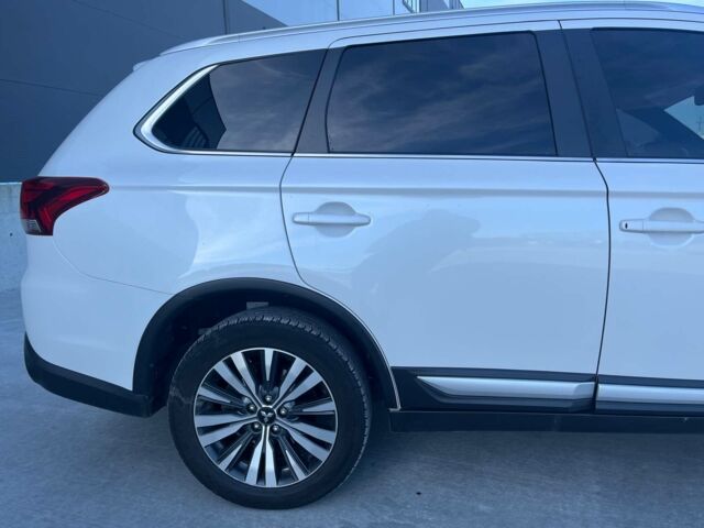 Белый Мицубиси Аутлендер, объемом двигателя 2.4 л и пробегом 120 тыс. км за 18990 $, фото 4 на Automoto.ua