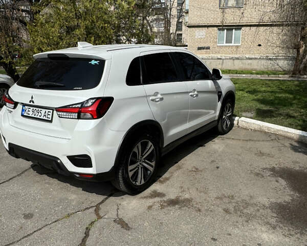 Белый Мицубиси Аутлендер, объемом двигателя 2 л и пробегом 105 тыс. км за 17300 $, фото 3 на Automoto.ua
