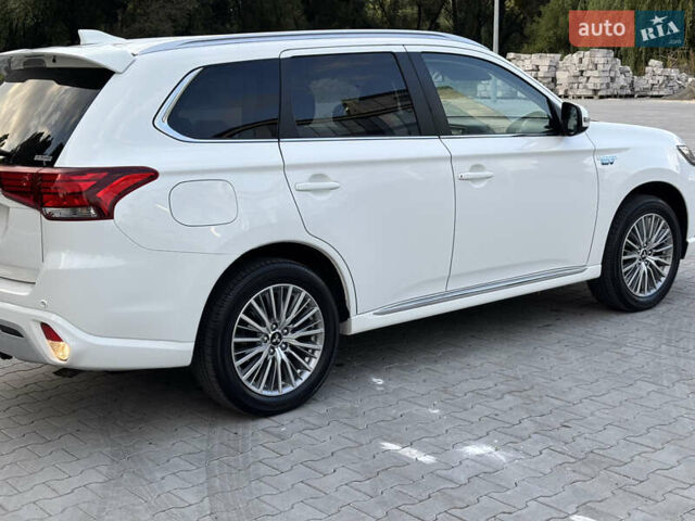 Белый Мицубиси Аутлендер, объемом двигателя 2.36 л и пробегом 189 тыс. км за 25500 $, фото 4 на Automoto.ua