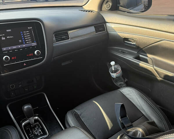 Білий Міцубісі Аутлендер, об'ємом двигуна 2.36 л та пробігом 84 тис. км за 19999 $, фото 5 на Automoto.ua