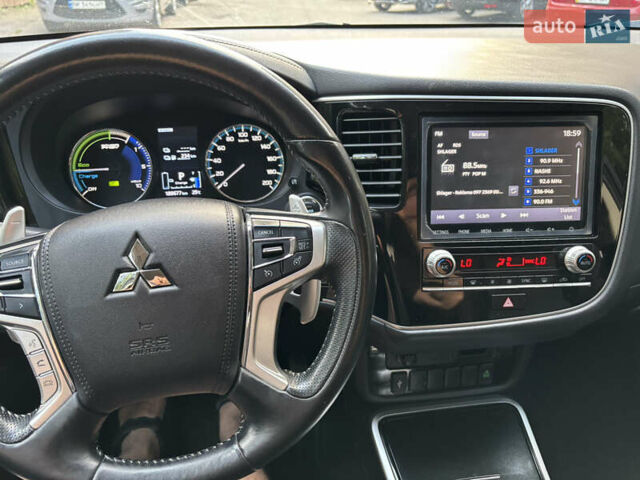 Белый Мицубиси Аутлендер, объемом двигателя 2.36 л и пробегом 189 тыс. км за 25500 $, фото 5 на Automoto.ua