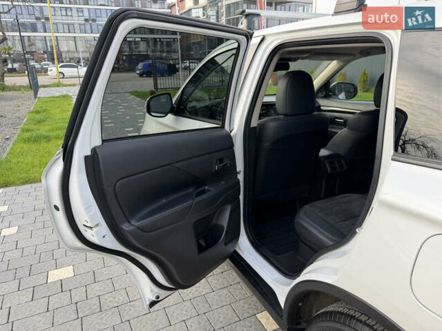 Білий Міцубісі Аутлендер, об'ємом двигуна 2 л та пробігом 52 тис. км за 21500 $, фото 29 на Automoto.ua