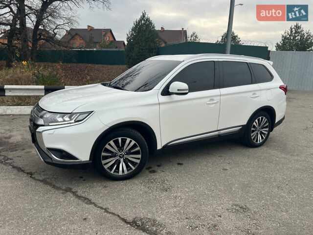 Белый Мицубиси Аутлендер, объемом двигателя 2.36 л и пробегом 59 тыс. км за 25000 $, фото 4 на Automoto.ua