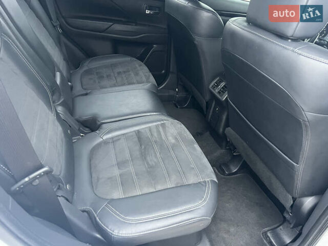 Белый Мицубиси Аутлендер, объемом двигателя 2.36 л и пробегом 59 тыс. км за 25000 $, фото 29 на Automoto.ua