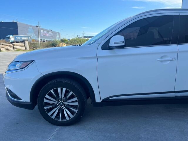 Белый Мицубиси Аутлендер, объемом двигателя 2.4 л и пробегом 120 тыс. км за 18990 $, фото 6 на Automoto.ua