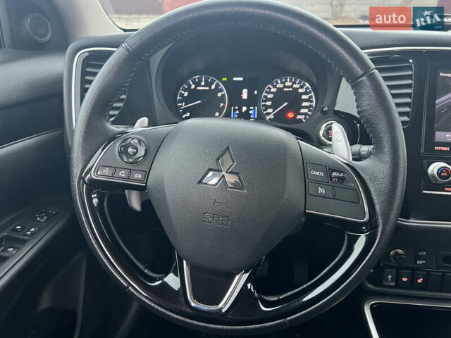 Белый Мицубиси Аутлендер, объемом двигателя 2.36 л и пробегом 59 тыс. км за 25000 $, фото 17 на Automoto.ua