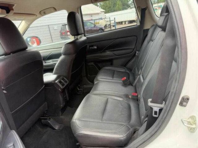 Белый Мицубиси Аутлендер, объемом двигателя 2.4 л и пробегом 65 тыс. км за 9500 $, фото 6 на Automoto.ua