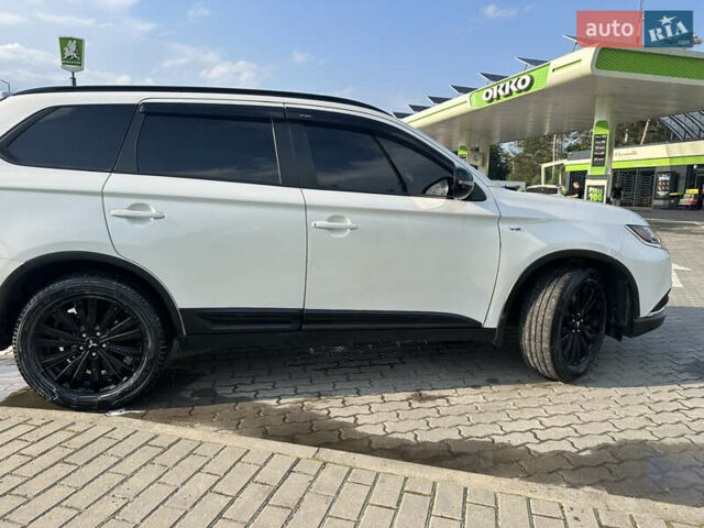 Білий Міцубісі Аутлендер, об'ємом двигуна 3 л та пробігом 42 тис. км за 22000 $, фото 4 на Automoto.ua