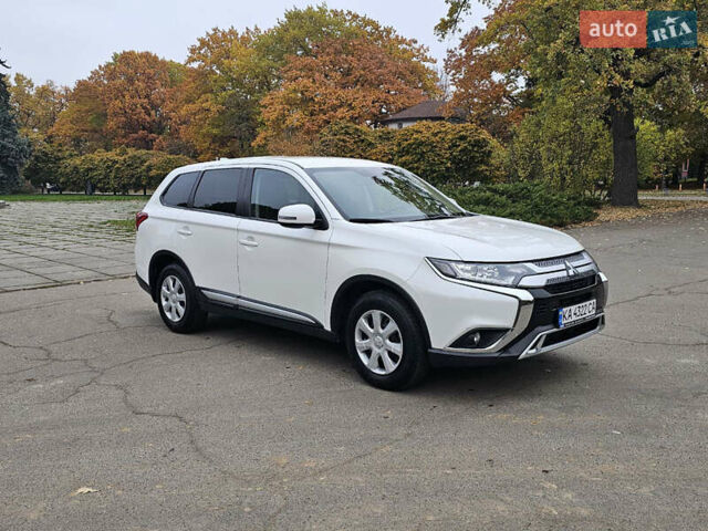 Міцубісі Аутлендер 2020 у Києві на Automoto.ua Білий Міцубісі Аутлендер, об'ємом двигуна 2 л та пробігом 72 тис. км за 17500 $, фото 5 на Automoto.ua