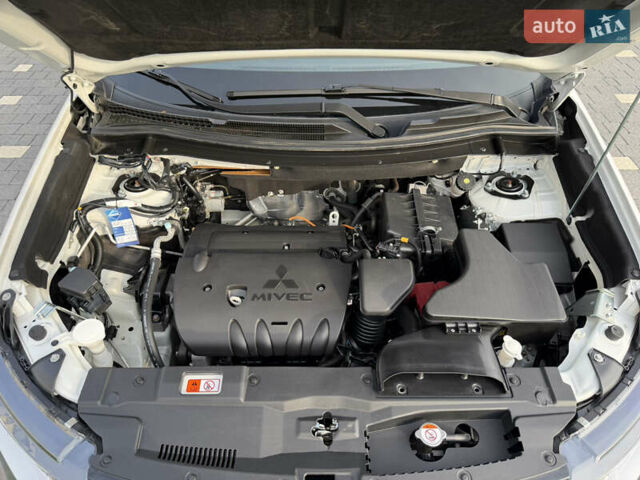Білий Міцубісі Аутлендер, об'ємом двигуна 2 л та пробігом 52 тис. км за 21500 $, фото 20 на Automoto.ua