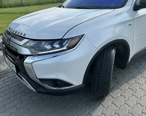 Білий Міцубісі Аутлендер, об'ємом двигуна 3 л та пробігом 42 тис. км за 22000 $, фото 2 на Automoto.ua