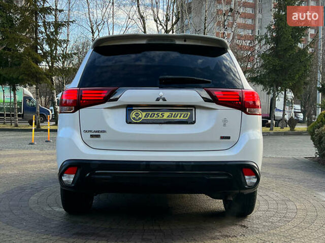 Белый Мицубиси Аутлендер, объемом двигателя 3 л и пробегом 56 тыс. км за 20150 $, фото 5 на Automoto.ua