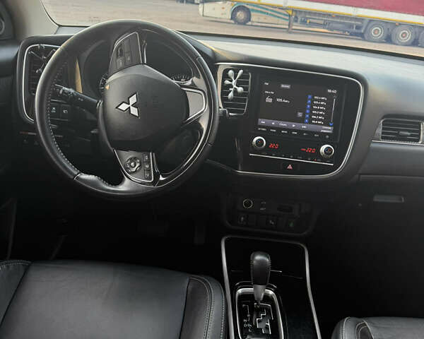 Білий Міцубісі Аутлендер, об'ємом двигуна 2.36 л та пробігом 84 тис. км за 19999 $, фото 6 на Automoto.ua