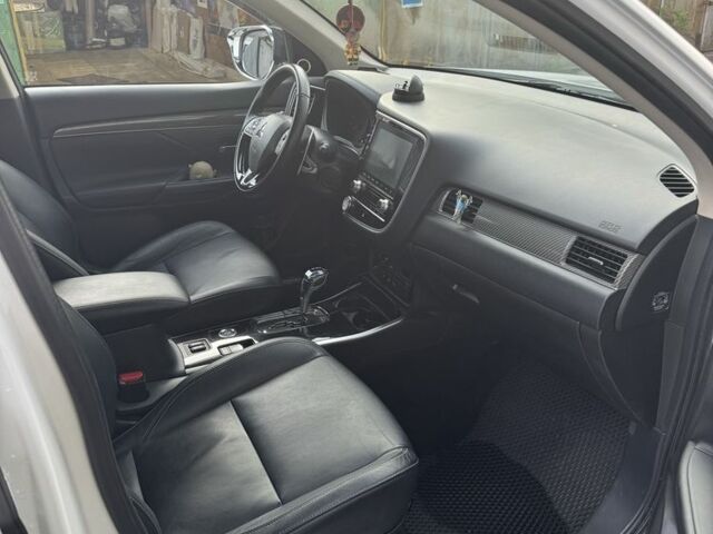 Білий Міцубісі Аутлендер, об'ємом двигуна 2.4 л та пробігом 125 тис. км за 21500 $, фото 4 на Automoto.ua