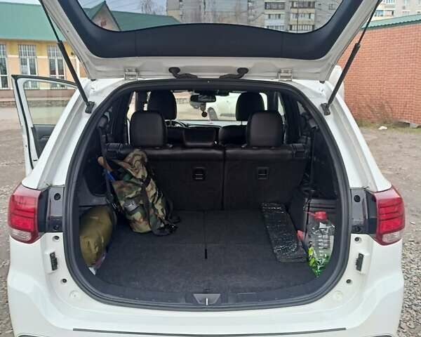 Білий Міцубісі Аутлендер, об'ємом двигуна 2.36 л та пробігом 170 тис. км за 18200 $, фото 15 на Automoto.ua