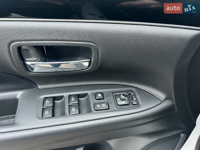 Белый Мицубиси Аутлендер, объемом двигателя 2.36 л и пробегом 59 тыс. км за 25000 $, фото 38 на Automoto.ua