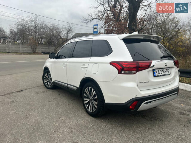 Белый Мицубиси Аутлендер, объемом двигателя 2.36 л и пробегом 59 тыс. км за 25000 $, фото 8 на Automoto.ua