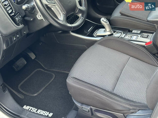 Белый Мицубиси Аутлендер, объемом двигателя 2.36 л и пробегом 189 тыс. км за 25500 $, фото 13 на Automoto.ua