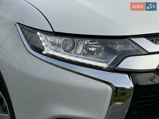 Білий Міцубісі Аутлендер, об'ємом двигуна 2 л та пробігом 52 тис. км за 21500 $, фото 10 на Automoto.ua