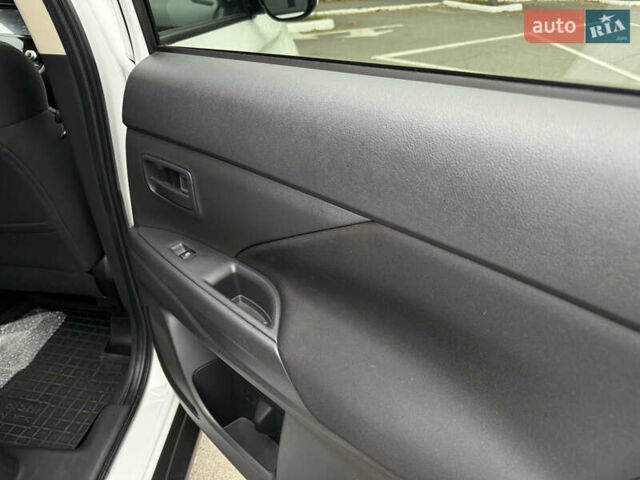 Білий Міцубісі Аутлендер, об'ємом двигуна 2 л та пробігом 63 тис. км за 20800 $, фото 38 на Automoto.ua