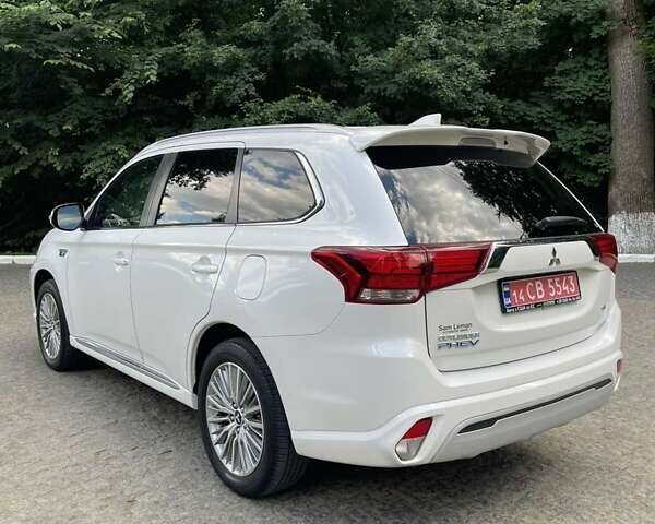 Белый Мицубиси Аутлендер, объемом двигателя 2.36 л и пробегом 94 тыс. км за 26200 $, фото 5 на Automoto.ua