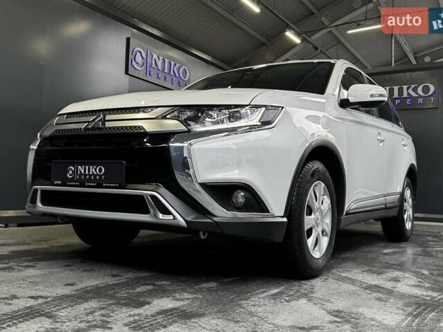 Белый Мицубиси Аутлендер, объемом двигателя 2 л и пробегом 30 тыс. км за 22500 $, фото 1 на Automoto.ua