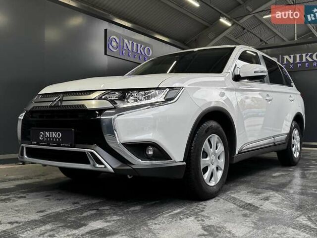 Белый Мицубиси Аутлендер, объемом двигателя 2 л и пробегом 30 тыс. км за 22500 $, фото 3 на Automoto.ua