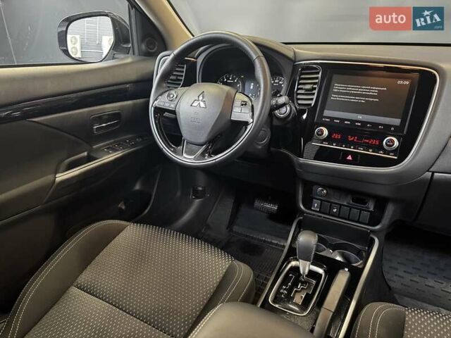 Белый Мицубиси Аутлендер, объемом двигателя 2 л и пробегом 30 тыс. км за 22500 $, фото 25 на Automoto.ua