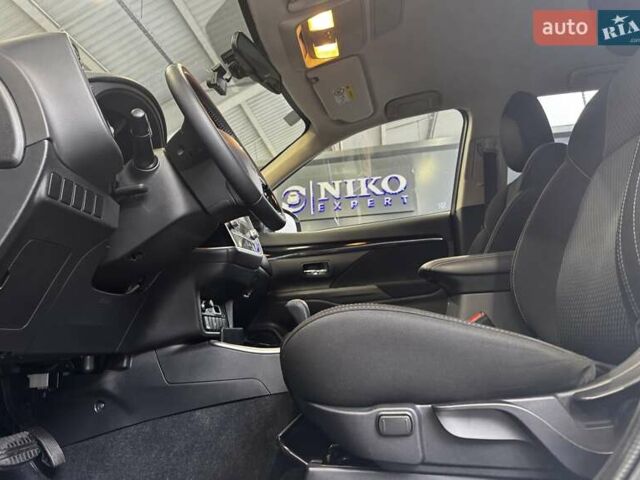 Белый Мицубиси Аутлендер, объемом двигателя 2 л и пробегом 30 тыс. км за 22500 $, фото 22 на Automoto.ua