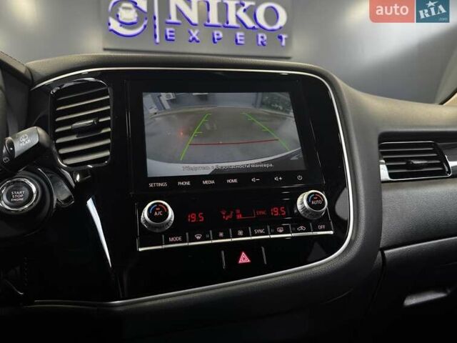 Белый Мицубиси Аутлендер, объемом двигателя 2 л и пробегом 30 тыс. км за 22500 $, фото 27 на Automoto.ua