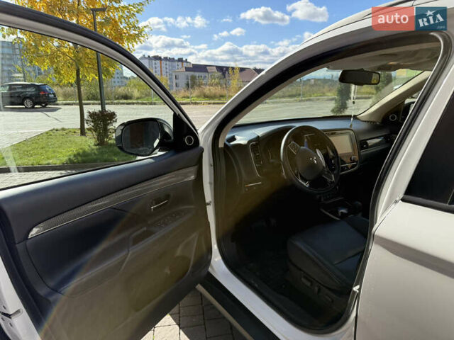 Белый Мицубиси Аутлендер, объемом двигателя 2.36 л и пробегом 44 тыс. км за 27000 $, фото 7 на Automoto.ua