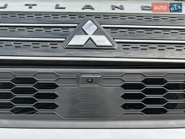 Білий Міцубісі Аутлендер, об'ємом двигуна 2.5 л та пробігом 62 тис. км за 28300 $, фото 38 на Automoto.ua