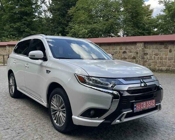 Белый Мицубиси Аутлендер, объемом двигателя 2.36 л и пробегом 94 тыс. км за 26200 $, фото 1 на Automoto.ua