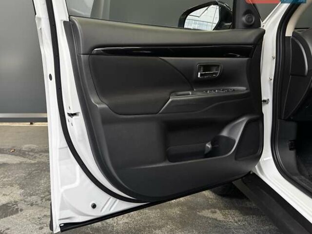 Белый Мицубиси Аутлендер, объемом двигателя 2 л и пробегом 30 тыс. км за 22500 $, фото 31 на Automoto.ua