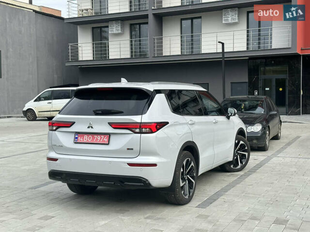 Білий Міцубісі Аутлендер, об'ємом двигуна 2.5 л та пробігом 62 тис. км за 28300 $, фото 6 на Automoto.ua