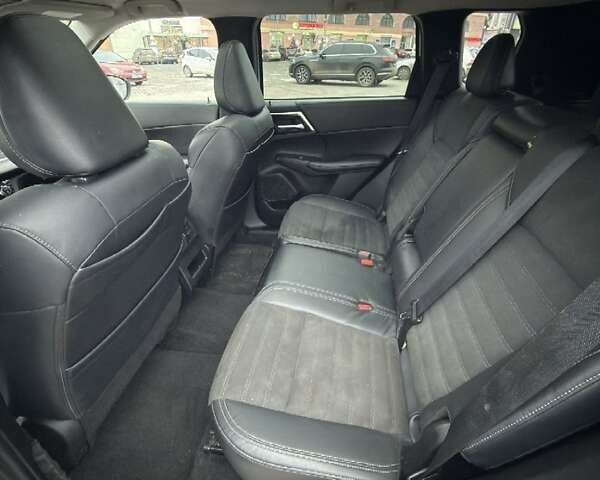 Белый Мицубиси Аутлендер, объемом двигателя 2.49 л и пробегом 913 тыс. км за 26000 $, фото 2 на Automoto.ua