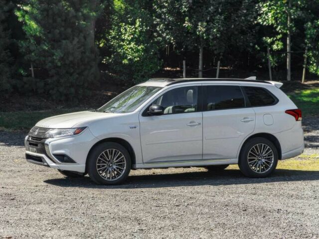 Білий Міцубісі Аутлендер, об'ємом двигуна 2.4 л та пробігом 28 тис. км за 12000 $, фото 2 на Automoto.ua