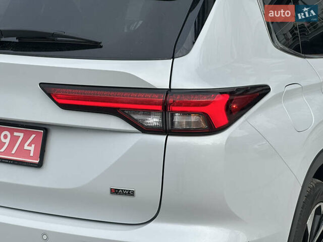 Білий Міцубісі Аутлендер, об'ємом двигуна 2.5 л та пробігом 62 тис. км за 28300 $, фото 43 на Automoto.ua