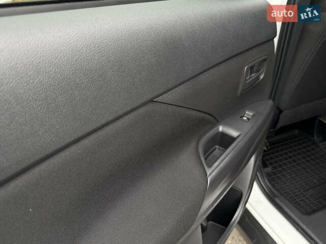 Білий Міцубісі Аутлендер, об'ємом двигуна 2 л та пробігом 63 тис. км за 20800 $, фото 30 на Automoto.ua