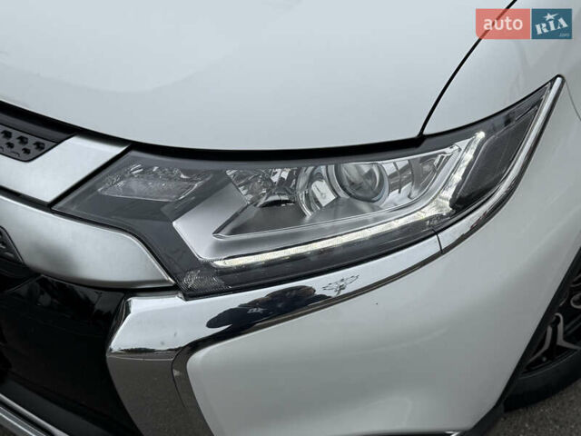 Білий Міцубісі Аутлендер, об'ємом двигуна 2 л та пробігом 63 тис. км за 20800 $, фото 3 на Automoto.ua