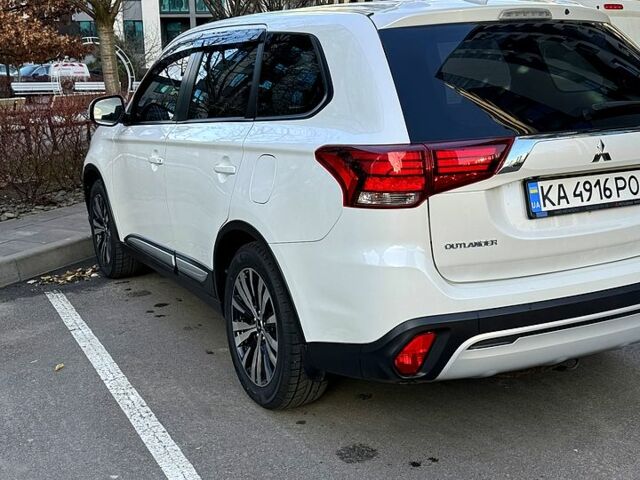 Белый Мицубиси Аутлендер, объемом двигателя 2 л и пробегом 143 тыс. км за 19999 $, фото 1 на Automoto.ua