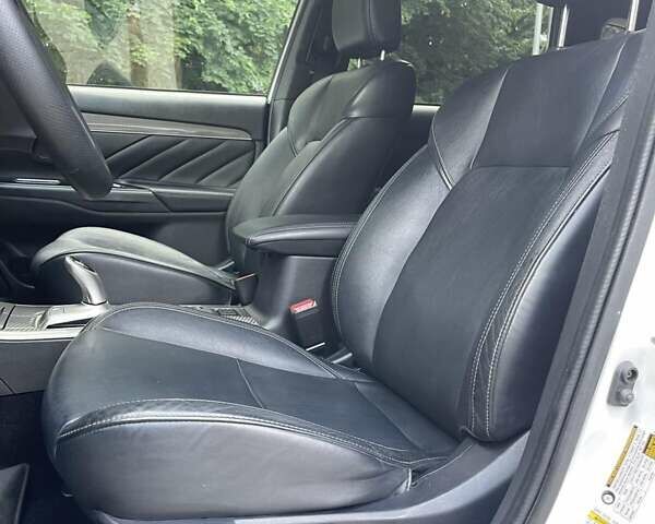 Белый Мицубиси Аутлендер, объемом двигателя 2.36 л и пробегом 94 тыс. км за 26200 $, фото 7 на Automoto.ua