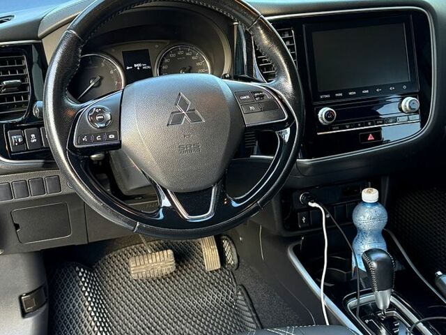 Белый Мицубиси Аутлендер, объемом двигателя 2 л и пробегом 143 тыс. км за 19999 $, фото 4 на Automoto.ua