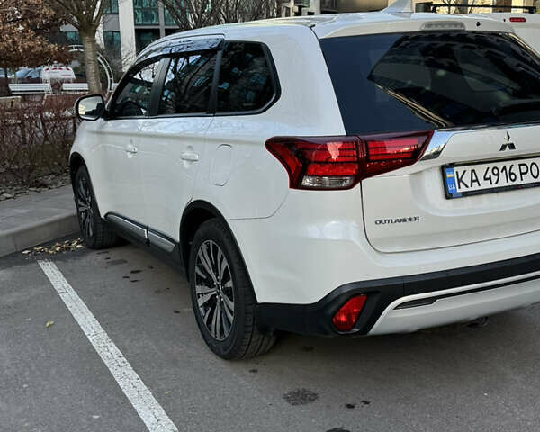 Белый Мицубиси Аутлендер, объемом двигателя 2 л и пробегом 143 тыс. км за 19999 $, фото 3 на Automoto.ua